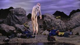 Moving images that freeze time