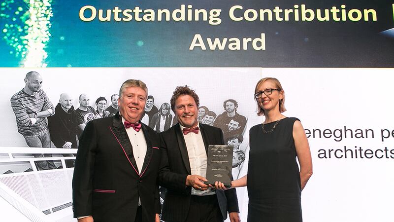 John Dempsey & Jim Mullett, Managing Directors, AirconMech presents the Outstanding Contribution Award to Róisín Heneghan, heneghan peng architects