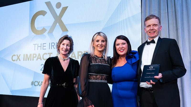 Tara Martin, awards judge, presents the CX impact in retail award to the Shaws Department Stores team.