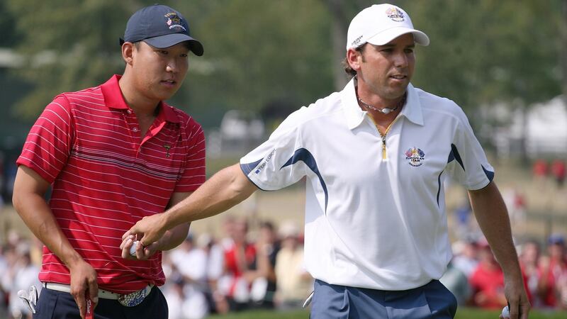 Garcia hands Kim his ball after conceding a putt on the first green of their singles match. Photo: Andy Lyons/Getty Images