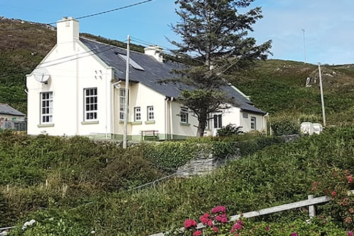 ‘Tá scéal le gach cloch agus scéal le gach teach’