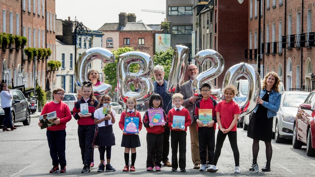 Laureate na nÓg PJ Lynch and Siobhán Parkinson, Eoin Colfer and Niamh Sharkey with children from Rutland National School:  Children’s Books Ireland celebrates 20  years with the inaugural Robert Dunbar Memorial Libraries fund.