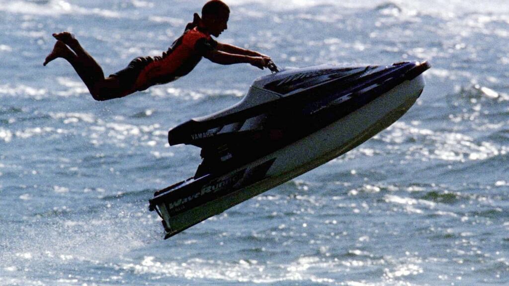 Ag súgradh san uisce. grianghraf: peter andrews/reuters