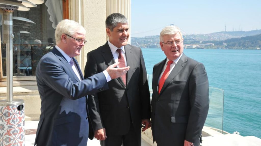John McSweeney, head of Innovation at ESB, Serdar Bilgiç, head of energy generation at Unit and Tánaiste and Minister for Foreign Affairs and Trade, Eamon Gilmore
T.D
pictured at the announcement that ESB International has won its first contract in Turkey valued at ¤30 million.