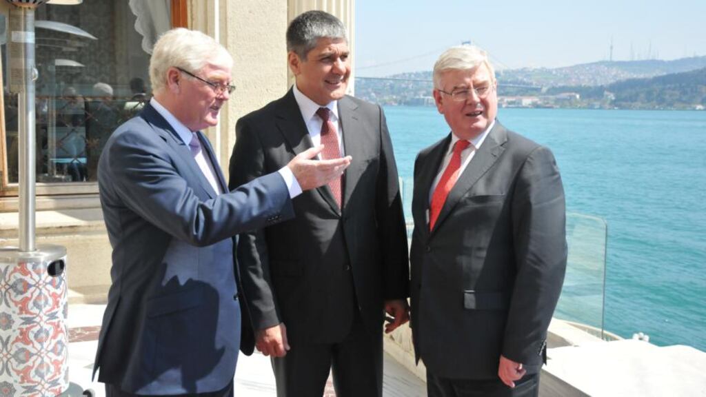 John McSweeney, head of Innovation at ESB; Serdar Bilgiç, head of energy generation at Unit; and Minister for Foreign Affairs and Trade Eamon Gilmore at the announcement in Istanbul that ESB International has won its first contract in Turkey valued at €30 million