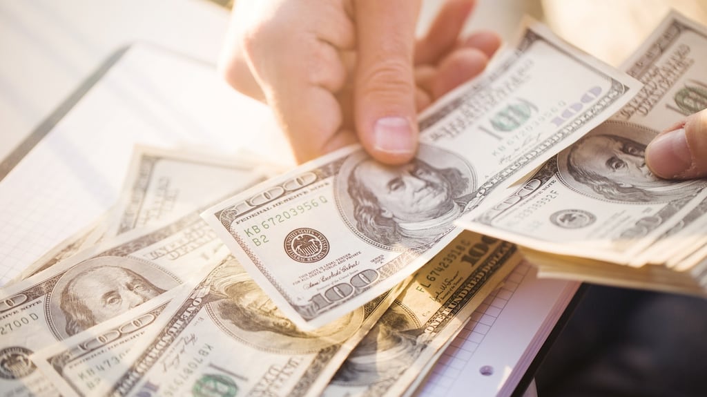 While the US does have an “exit tax”, this applies only to US citizens giving up their US nationality, or lawful permanent residents.