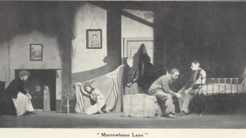 The paediatrician Robert Collis depicted the terrible living conditions and the prevalence of tuberculosis in Dublin’s poorer quarters in Marrowbone Lane (1939)