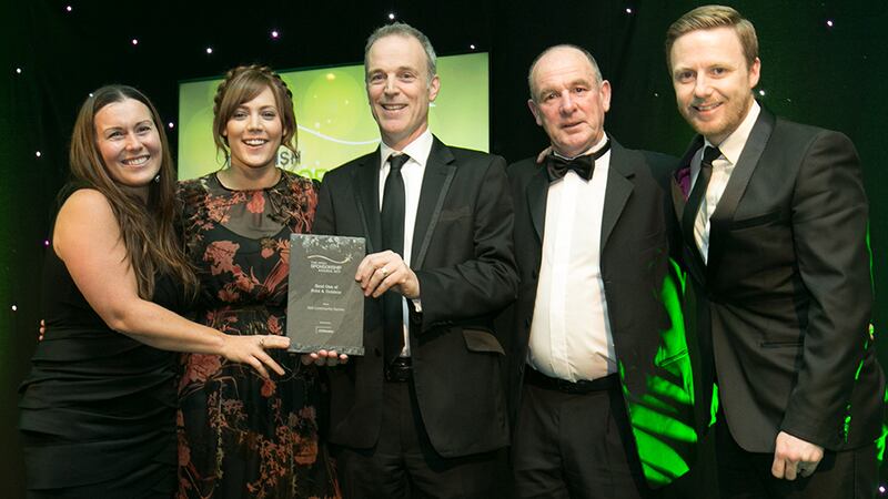 Tony O’Flanagan, Marketing Director, JCDecaux, presents the Best Use of Print & Outdoor award to Aldi team.