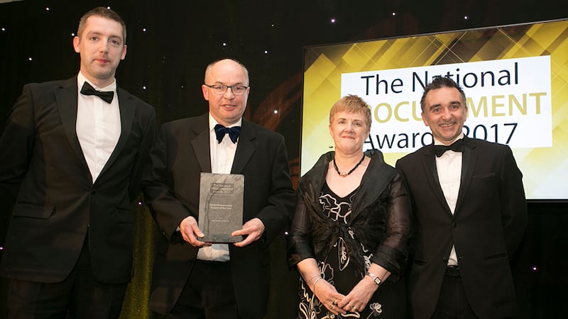 Jeanne Copeland, CEO, Greenville Procurement Partners presents the Green Procurement Project of the Year award to the An Garda Síochána team.