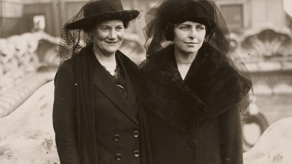Mary MacSwiney lena deirfiúr chéile, Muriel MacSwiney, sna Stáit Aontaithe i 1921. Grianghraf: Leabharlann Náisiúnta na hÉireann