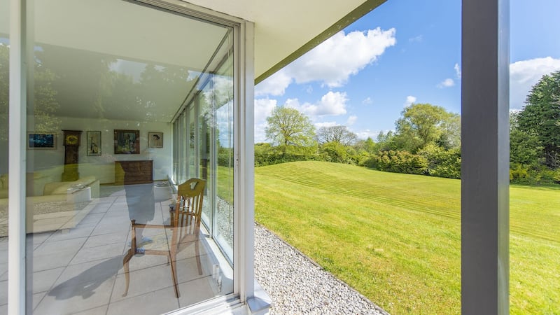 The livingroom and garden