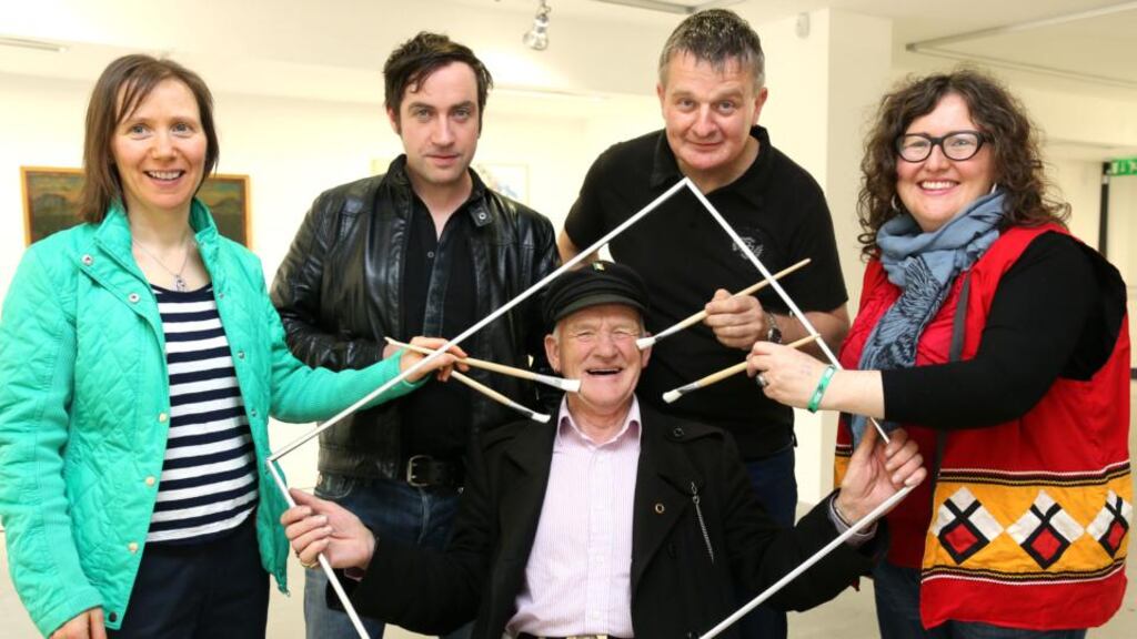 Caitlín Ní Ghallchóir, Seán Chathail Ó Coileáin, Micheál Mac Aoidh, Máire Ní Fhearraigh agus iad i mbun portráide de Phatsy Dan Mac Ruairí, Rí Thoraí.