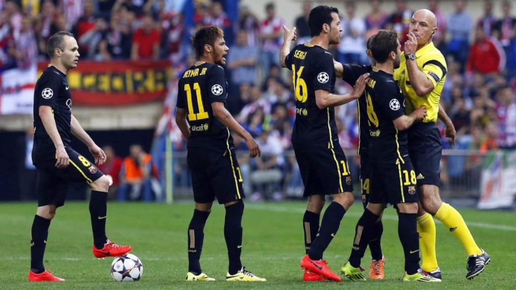 Barcelona’s Andres Iniesta, Neymar, Sergio Busquets, and Jordi Alba argue with referee Howard Webb during match against Atletico Madrid. Photograph: EPA