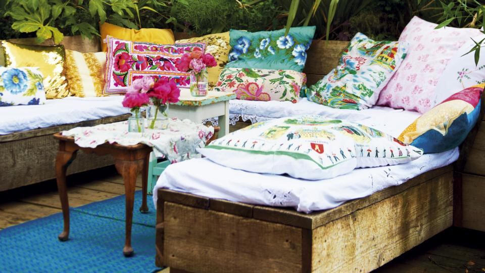 An outdoor livingroom