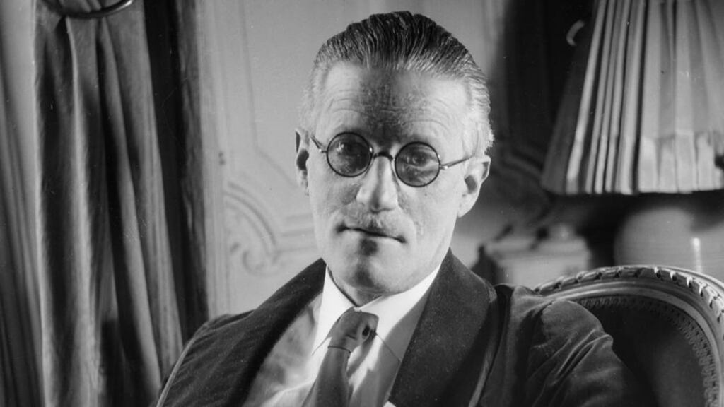 James Joyce – long chogaidh le hainmniú as. grianghraf: lipnitzki/roger viollet/getty images