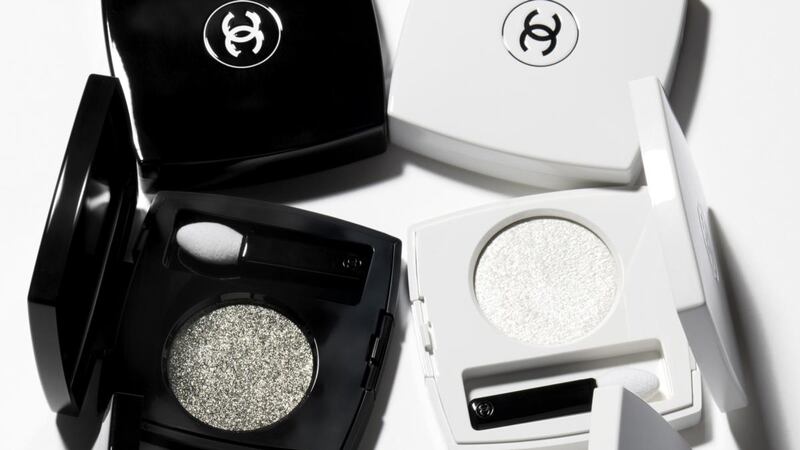 Ombre Première Top Coat  is a glitter top coat in either a silver-white sparkle or a metallic black gold which you lay over eyeshadow