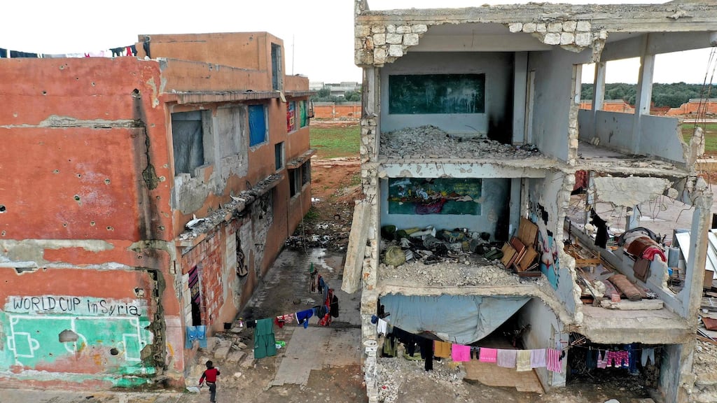 An tSiria: Seach-chogadh gránna gan chrích ar damnú ar chách é. Grianghraf:  Haj Kadour/Getty Images
