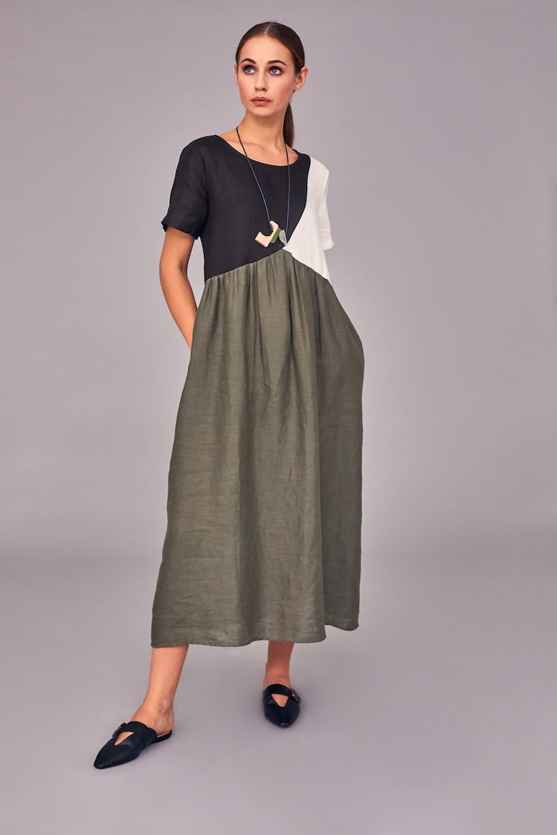 Colour block dress in khaki, black and white €179