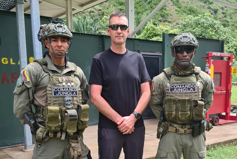 Assistant Commissioner Justin Kelly with two Colombian commandos