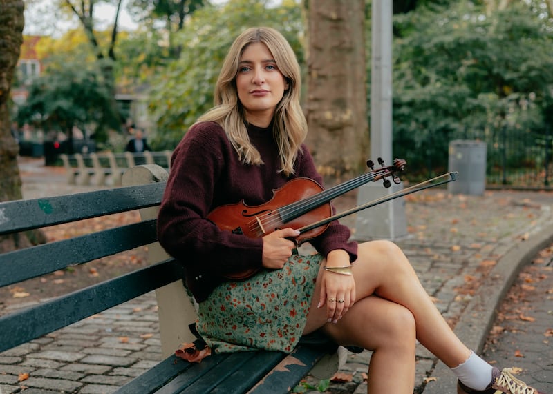 Doireann Ní Ghlacáin: Idir mé féin, m’athair, mo dheirfiúr agus mo dheartháir, bhí an fhidil ag ceol i gcónaí sa bhaile. Grianghraf: Timothy O'Connell