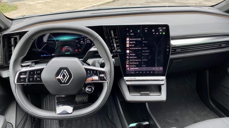 The big news in the interior is the massive leap in terms of the dash, featuring a dash-dominating 12-inch touchscreen on the central console that’s nestled next to the 12.3-inch dial display for the driver