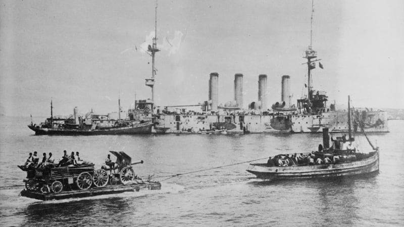 Doomed: landing a 155mm gun at Sedd el Bahr. Photograph: Bain/Library of Congress