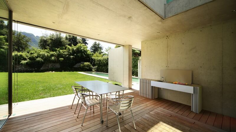 Glammfire La Boheme: A sleek design that offers a charcoal or gas grill.