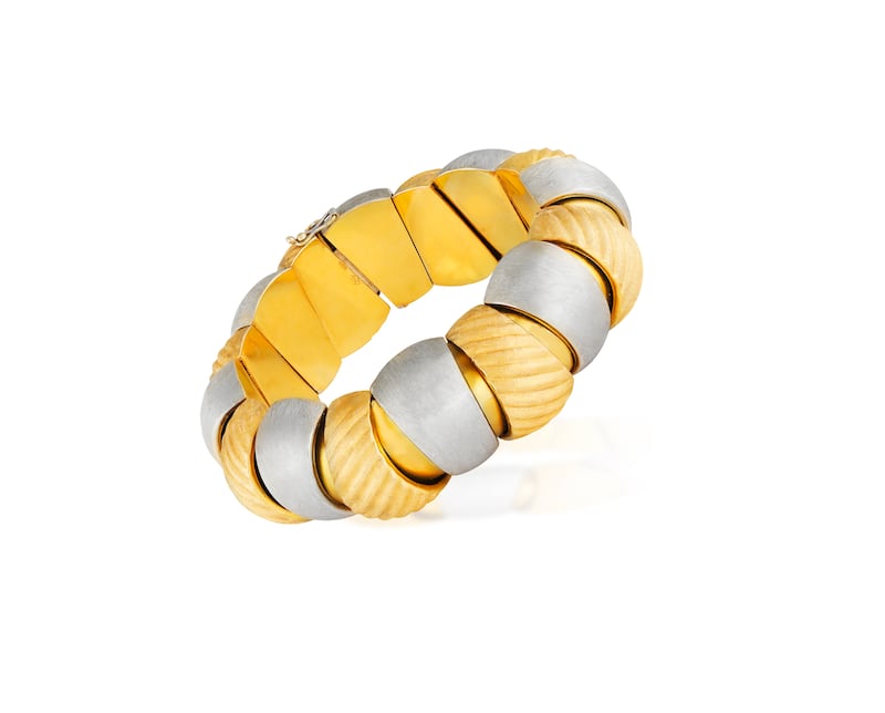 An unusual bicoloured gold link bracelet from Milan 1944-1968 €4,500-€5,500