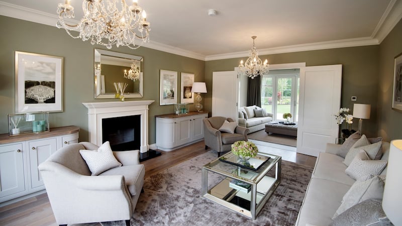 The formal livingroom has a glass-fronted open fire set into a limestone fireplace, allowing the new owners the luxury of a real fire while maintaining the property’s A-rating