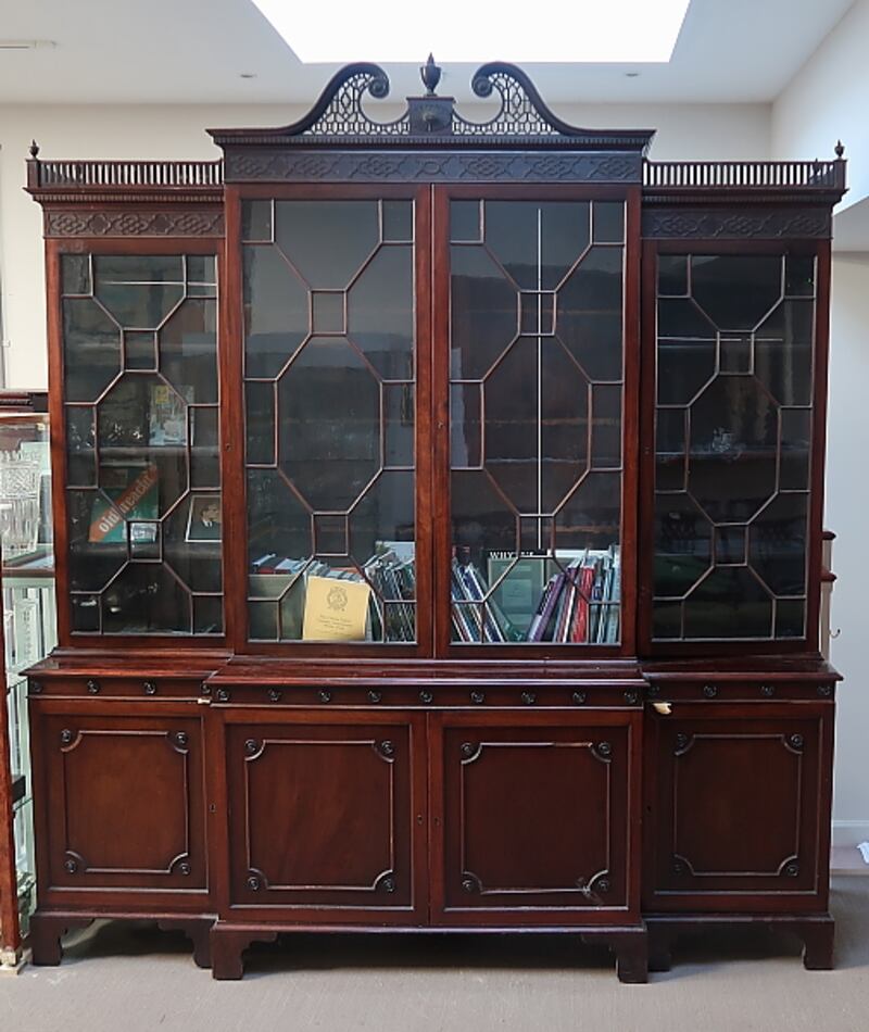 Lot 86 George III mahogany breakfront library bookcase (€2,000-€4,000), Adam’s