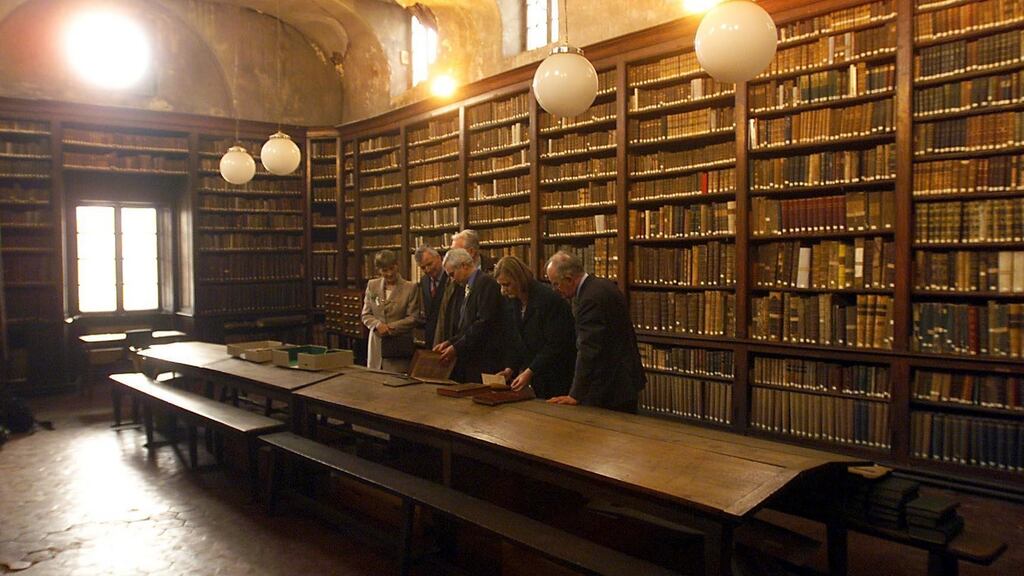 The library at the the Irish College in Paris, pictured in 2000. Photograph: Eric Luke