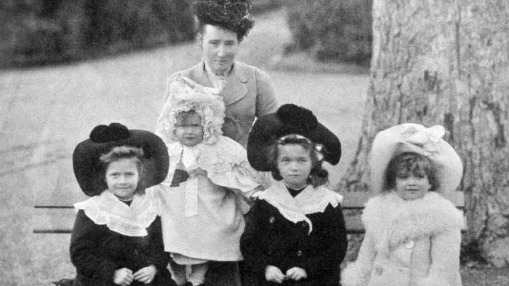 Memoirist: Margaretta Eagar with the Russian grand duchesses Tatiana, Anastasia, Olga and Maria, circa 1902