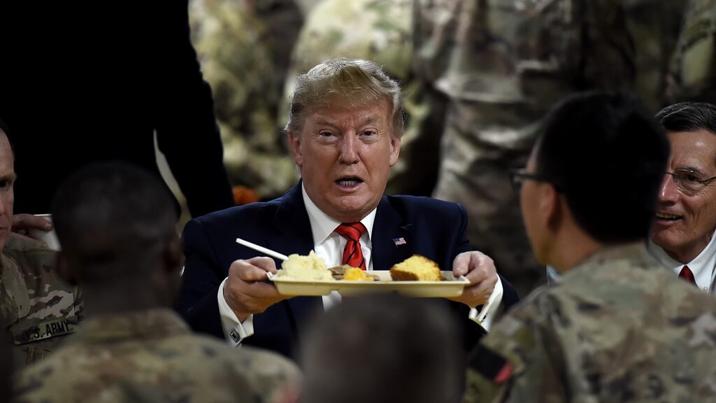 Uachtarán SAM Donald Trump  san Afganastáin an tseachtain seo caite. Grianghraf: Olivier Douliery/Getty Images
