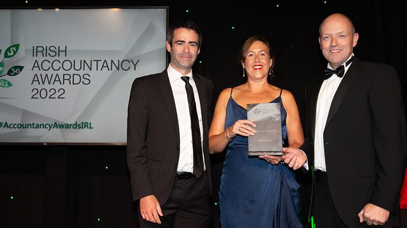 Elaine Dunne, regional and sectoral head of Business Banking, Permanent TSB, presents the Advisory Team of the Year award to Neil Hughes and Dessie Morrow, Baker Tilly Ireland.