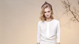 Who are the two Irish fashion designers making dresses for the Oscars red carpet?