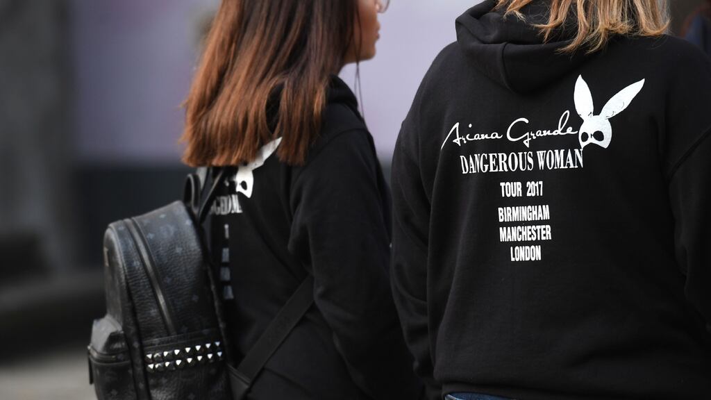 Fans of US singer Ariana Grande speak to members of the press in Mancheste. / AFP PHOTO / Paul ELLISPAUL ELLIS/AFP/Getty Images