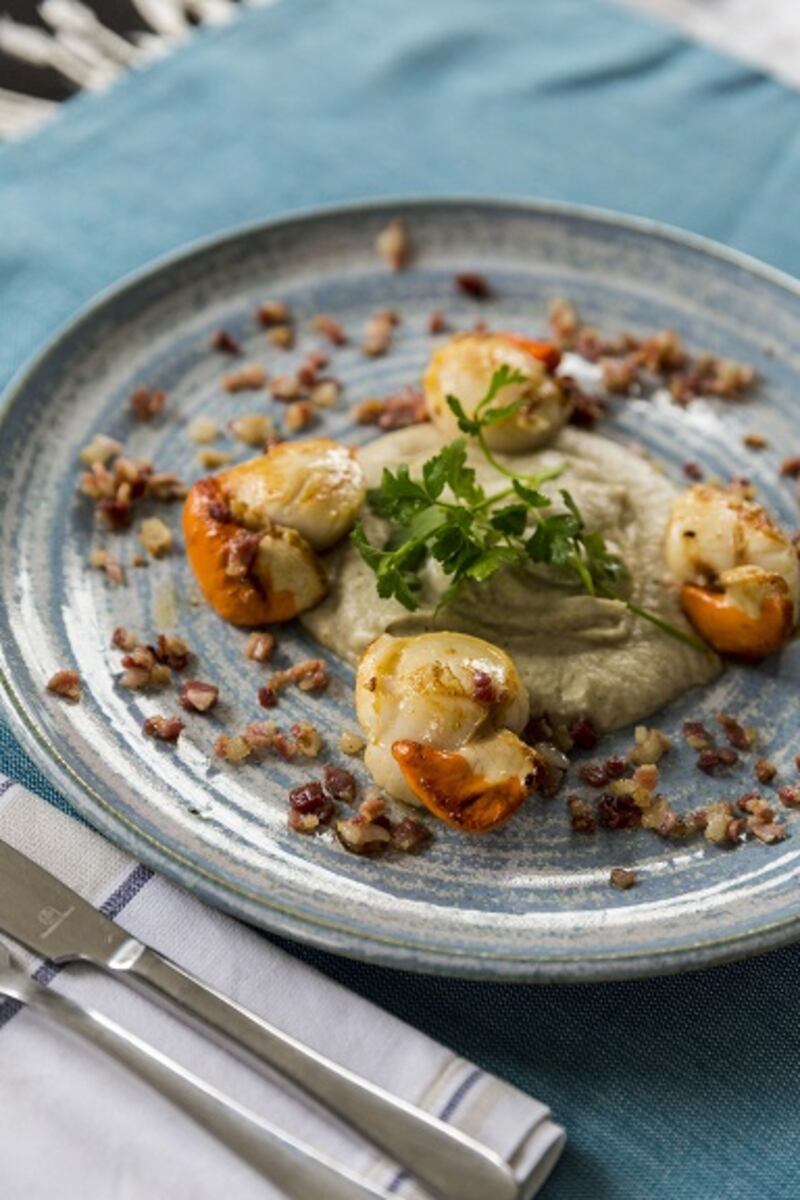 Seared scallops with Jerusalem artichoke purée: Photograph: Emma Jervis