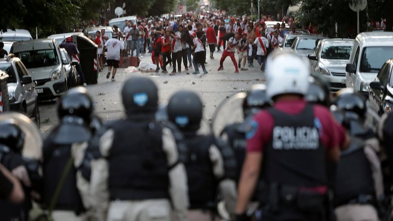 River Plate fans clash with riot police after the match was postponed. Photo: Alberto Raggio/File Photo