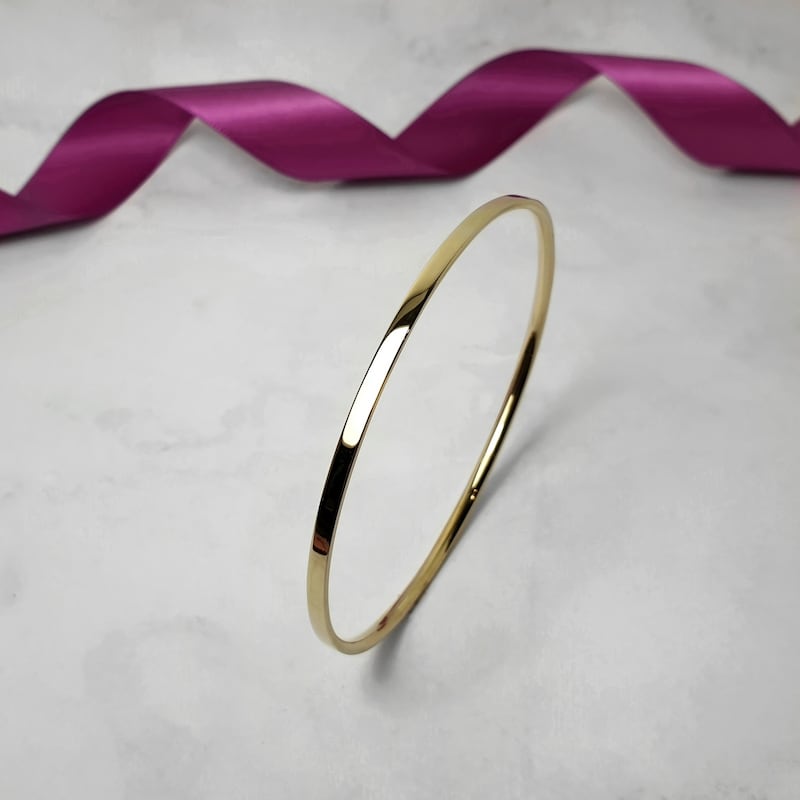 A 9ct gold bangle from Stonechat, 3mm wide €1,190