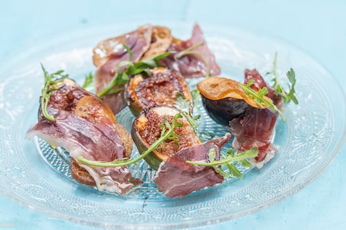 Roasted fig, jamon and rocket salad with crostini recipe