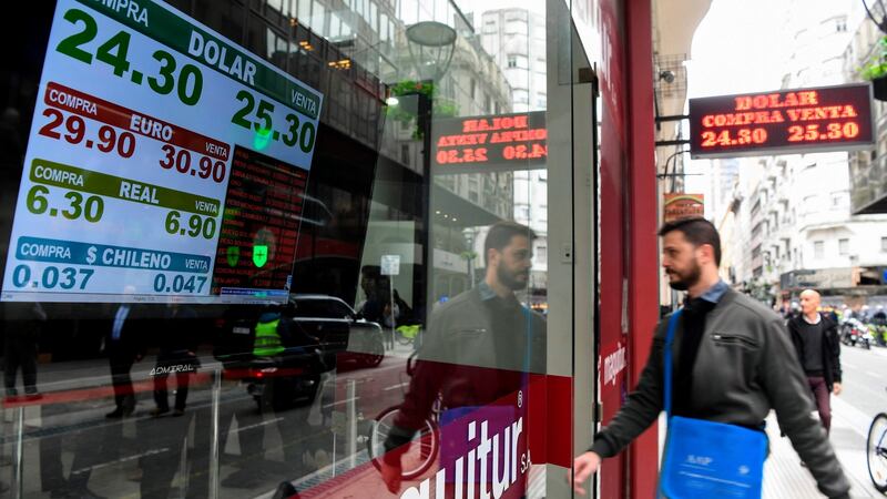 Argentine peso falls to record low