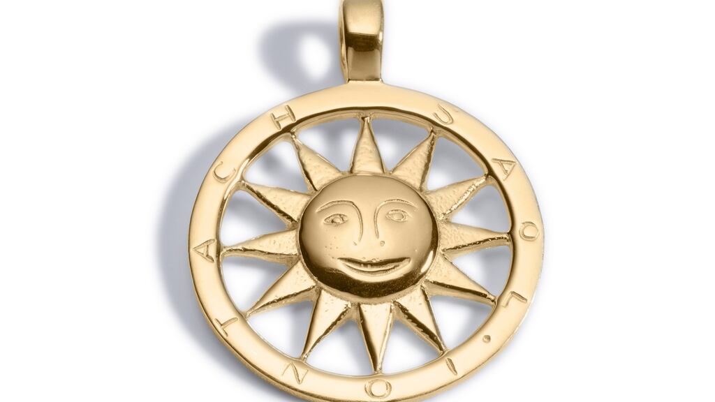 The piece which commemorates the life and work of Vearncombe is in the shape of a smiling sun, and will be available in gold and silver