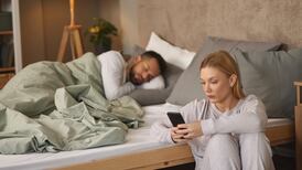 Is it true that women need more sleep each night than men?