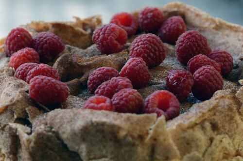 Cinnamon and nut meringue cake