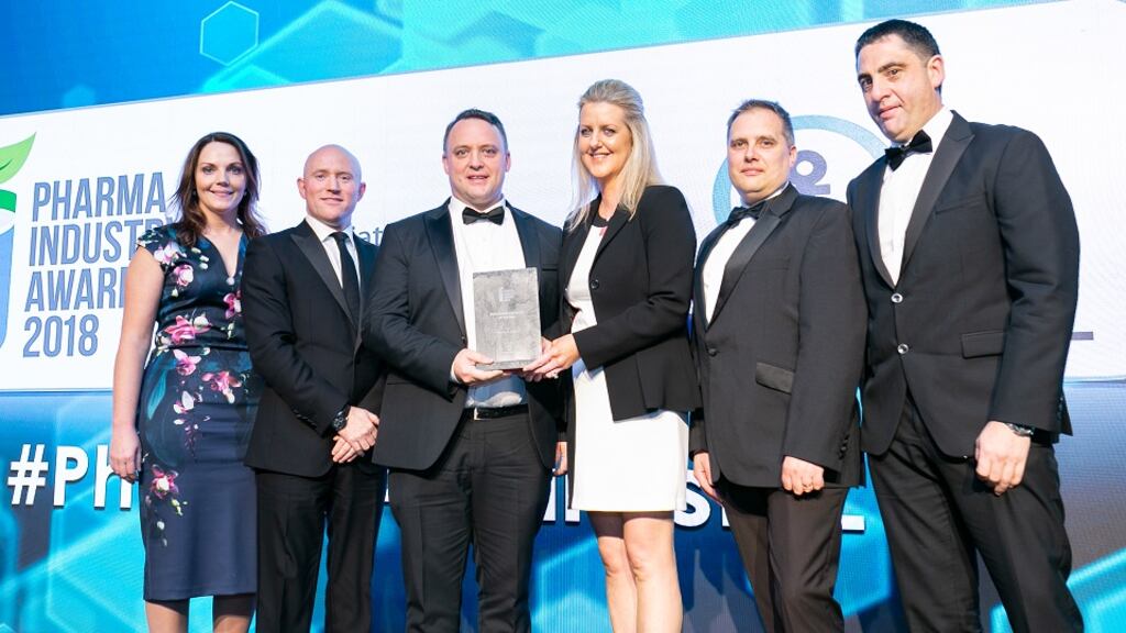 Pamela Quinn, MD, Kuehne + Nagel Ireland presents the Biopharma Company of the Year award to the AbbVie in Ireland team at the Pharma Industry Awards 2018.