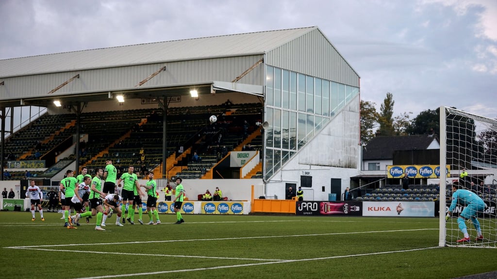 Dundalk’s John Mountney’s free kick is blocked by the Finn Harps wall during the Airtricity League draw at Oriel Park. Photo: Inpho