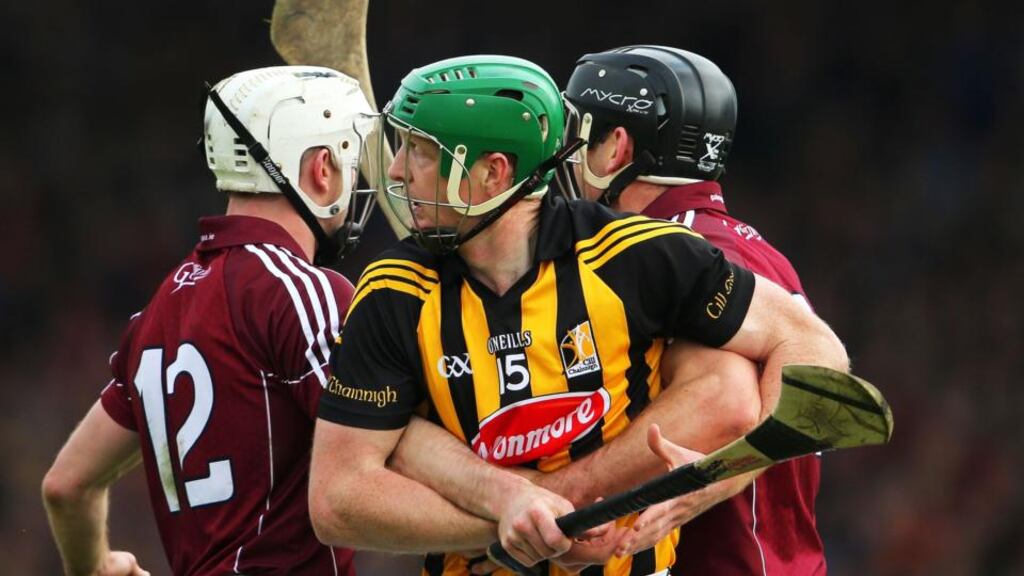 Henry Shefflin gets tied up with Galway’s Andy Smith and David Collins.