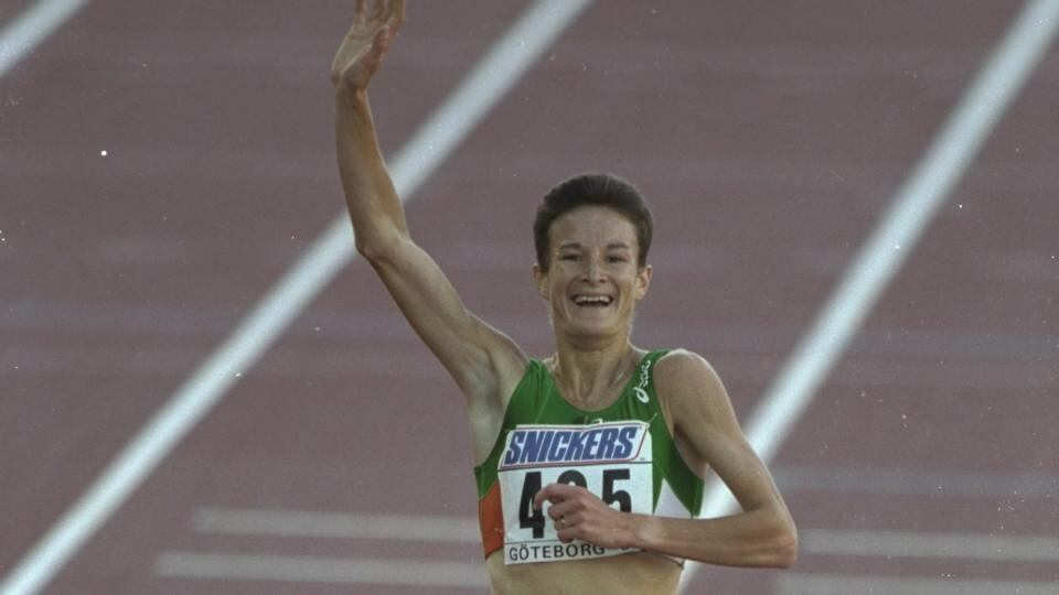 Sonia O’Sullivan raises her arm aloft after winning the 5,000 metres at the 1995 World Championships at the Ullevi Stadium in Gothenburg. Photograph: Mike Hewitt/Allsport