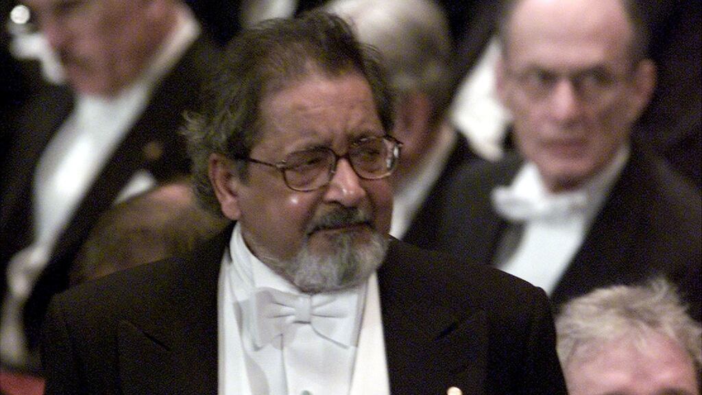 Writer VS Naipaul waits to receive his Nobel prize for literature in 2001. Photograph: REUTERS/Chris Helgren