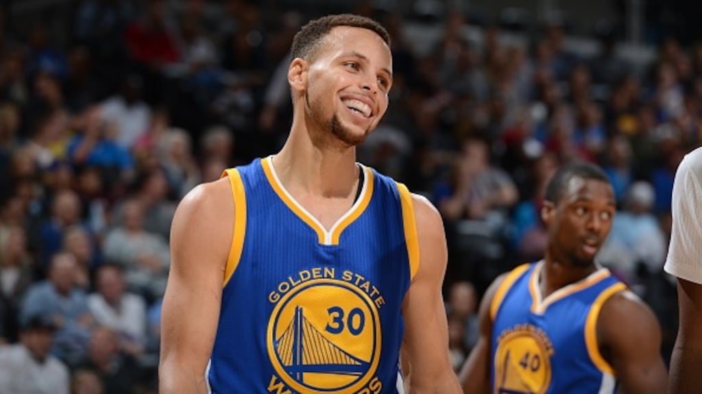 Stephen Curry scored 19 points and made seven assists as Golden State Warriors beat the Denver Nuggets to go 15-0. Phogoraph: Getty